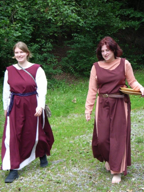 weibliche Gewandungen